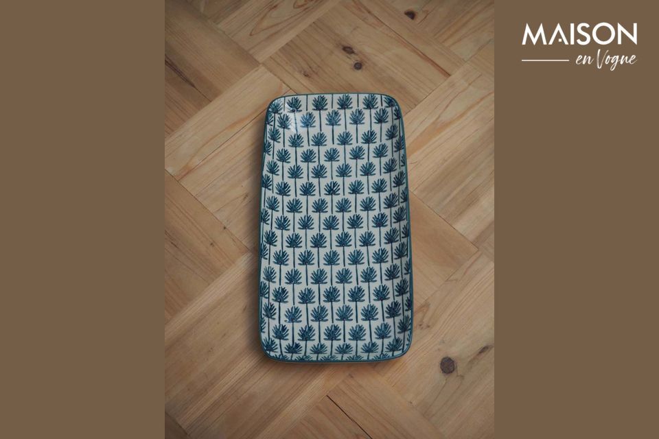 Un set di 4 piatti da torta in ceramica decorati