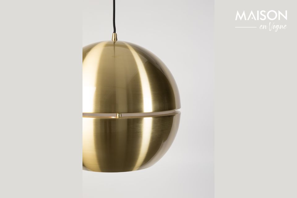 La sua forma rotonda e la brillantezza dell\'impiallacciatura in ottone sono esaltate dalla sottile