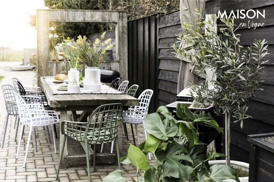 Scegliete lo stile e il comfort nel vostro giardino con questa sedia da esterno in alluminio