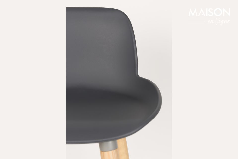 Lo sgabello da banco Albert Kuip grigio scuro combina l\'autenticità del legno con una seduta