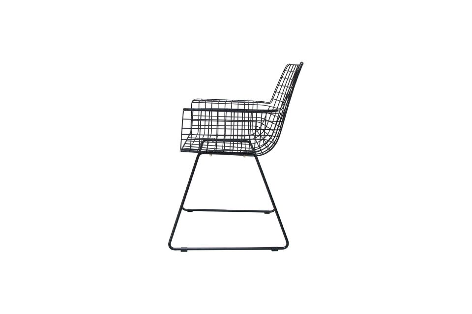 La sedia è nera e misura 72 x 56 cm, il che la rende un\'aggiunta perfetta a qualsiasi ambiente
