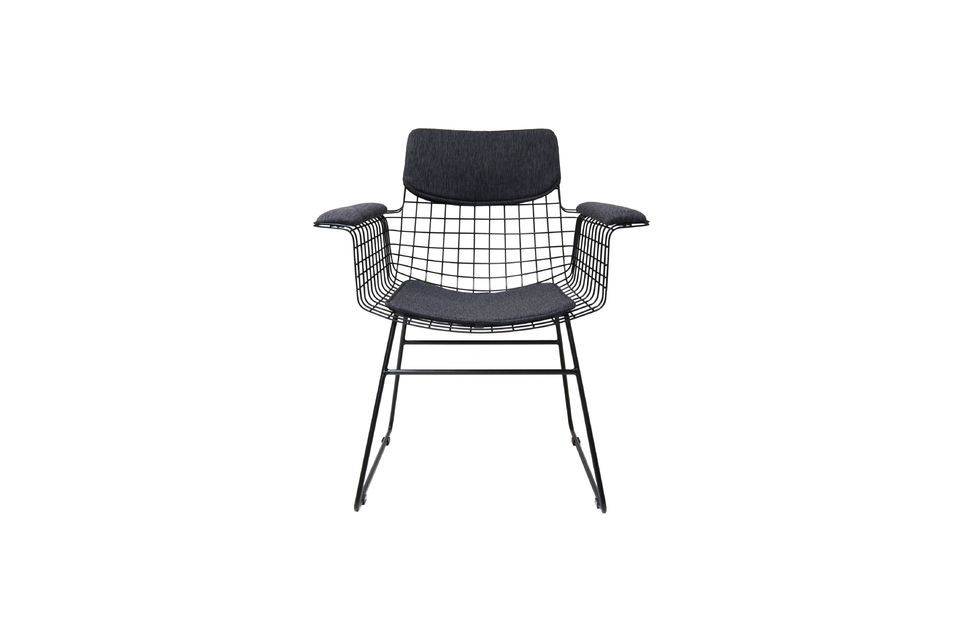 La sedia Altorf è contemporanea nel design ed è tanto un mobile quanto un elemento decorativo