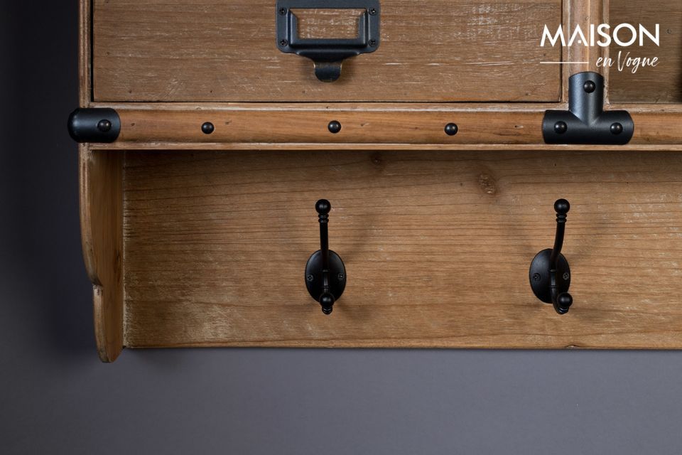 I cassetti sono decorati con maniglie con portaetichette