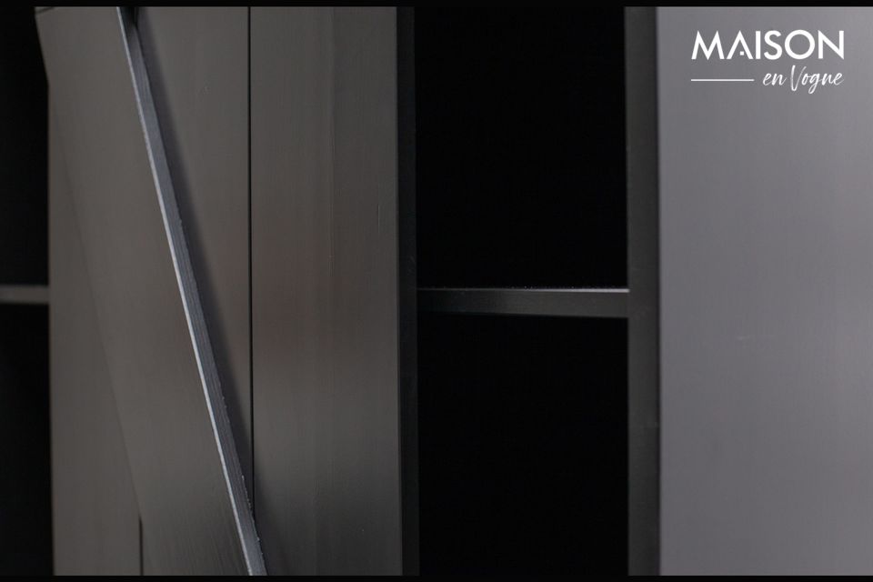 Questo armadio nero con binario in metallo è chic e moderno e si adatta facilmente sia al design