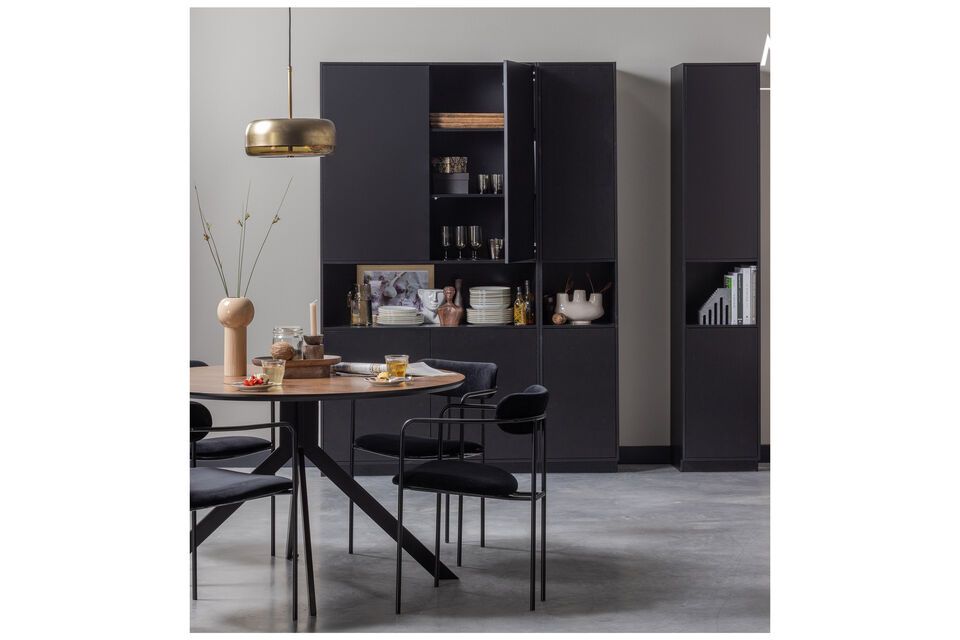 Credenza Finca, pino massiccio nero, design e versatilità