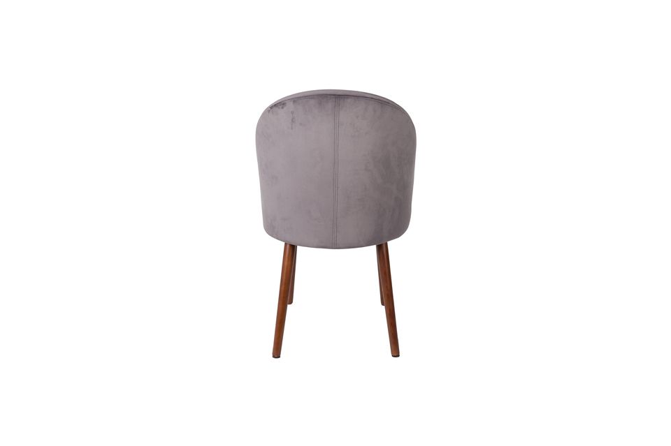 Il velluto grigio leggermente satinato e le sue forme squisite ne fanno una sedia molto bella che