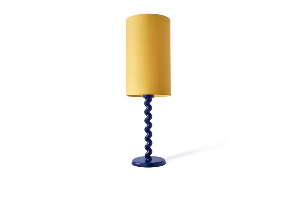 La base della lampada Twister in blu scuro si abbina perfettamente al tavolino Twister