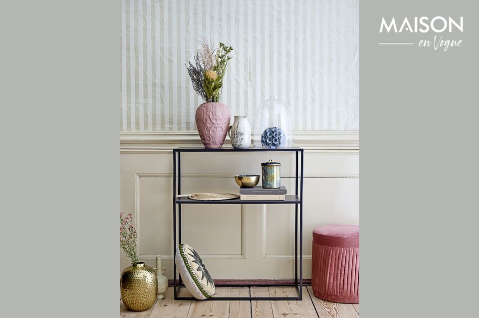 Una brocca d'epoca con un design country