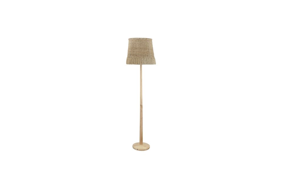 Una lampada da terra in rattan e legno