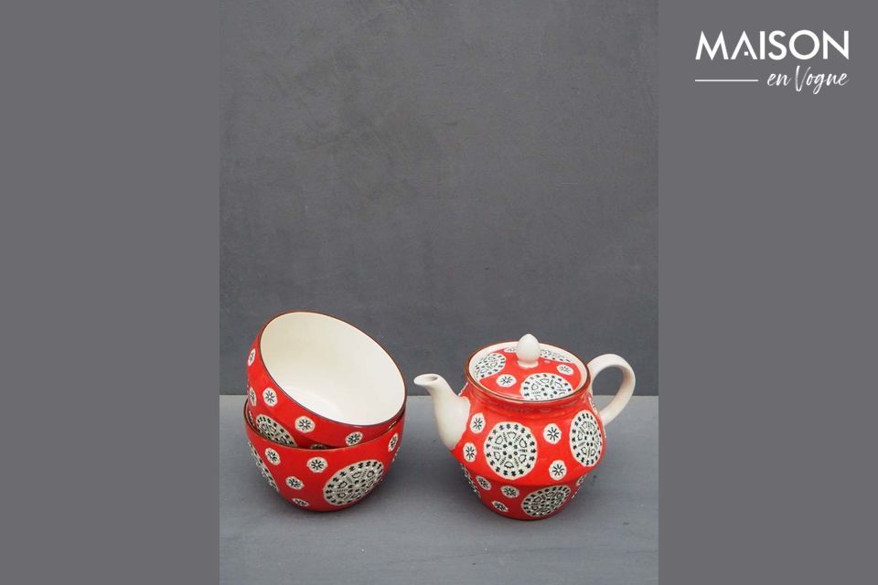 Per godersi una tazza di tè ammirando un motivo popolare