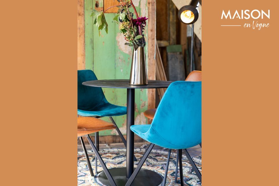 Il tavolo rotondo nero Bistro Braza proposto da Dutchbone presenta un piano in acciaio nero