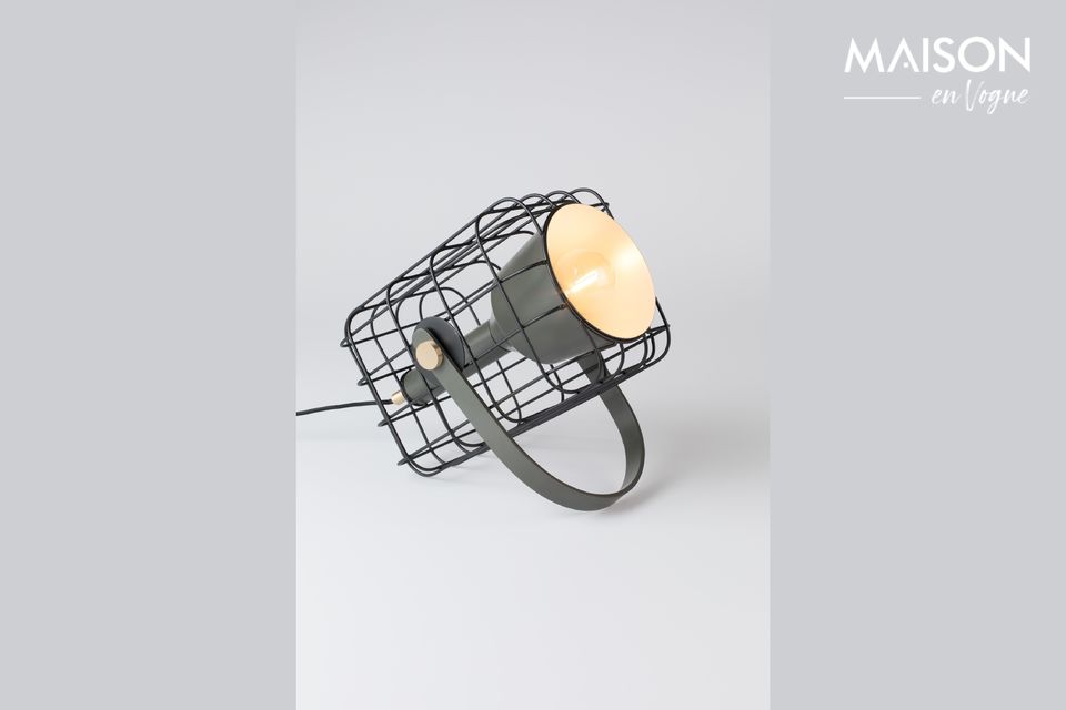 Una lampada da tavolo industriale