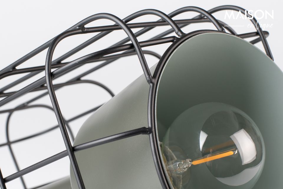 Una lampada da tavolo molto design in uno stile industriale chic che ricorda un proiettore