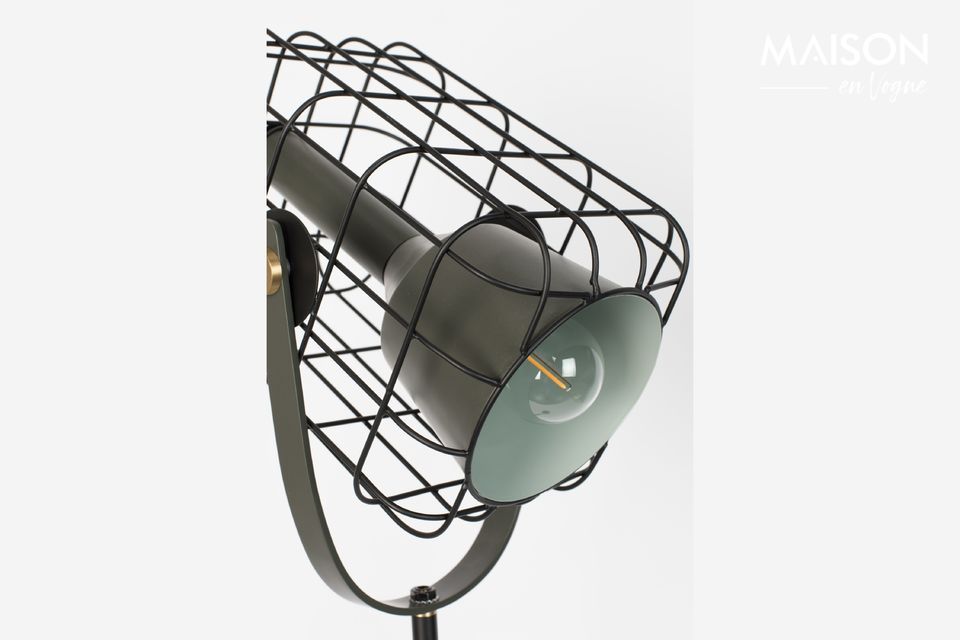 Una lampada da terra con un tocco di moderno design industriale