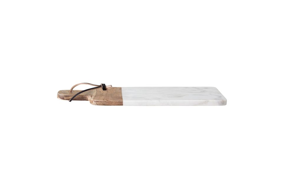 Questo tagliere in marmo e legno di mango adornerà il vostro piano di lavoro con stile quando non