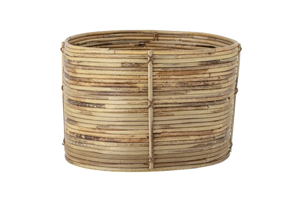 Questo cestino ha un aspetto naturale e rustico ed è realizzato in rattan