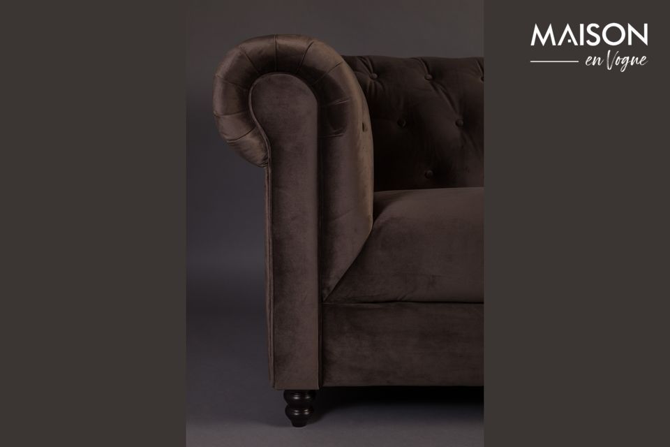 Un design preso in prestito dal XVIII secolo e aggiornato, per questo maestoso divano a 3 posti