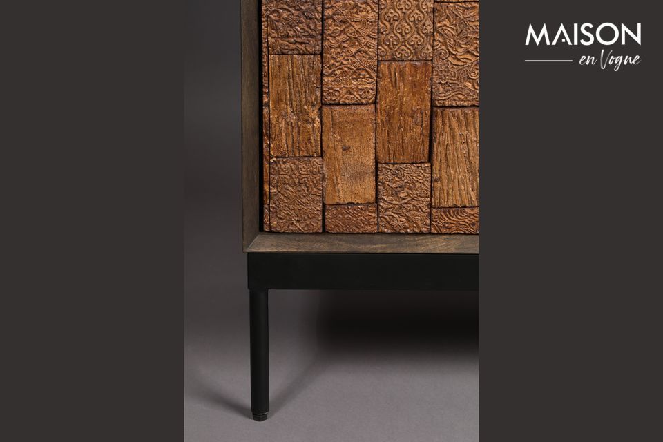 I mobili sono realizzati in legno di mango che gli conferisce un aspetto molto naturale