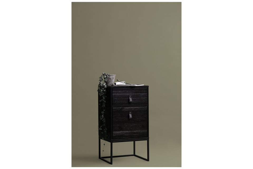 Il comodino Zola nero con cassetto e anta nero scuro è un mobile moderno in metallo e legno di pino
