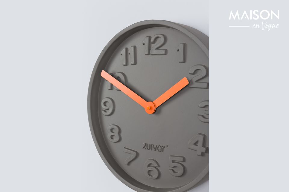 Il Concrete Time Clock arancione fa molto di più che dire l\'ora