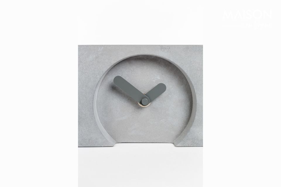 I tre piccoli orologi sono decorati con lancette grigie e spesse in alluminio
