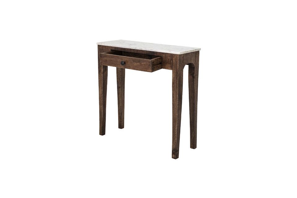 Realizzata in legno di mango certificato FSC® al 100% in una tonalità marrone calda