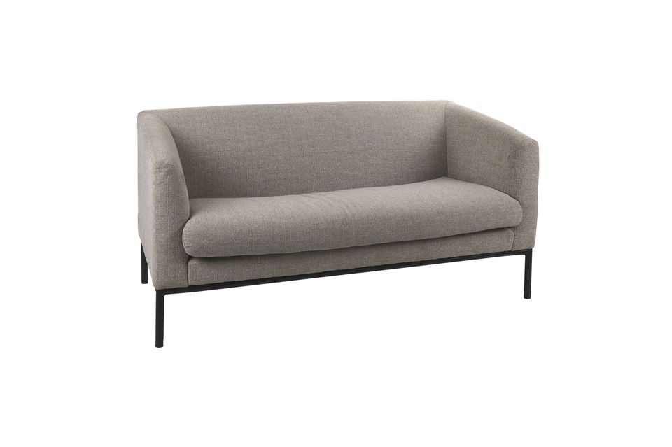 Un divano con una seduta morbida e un design moderno