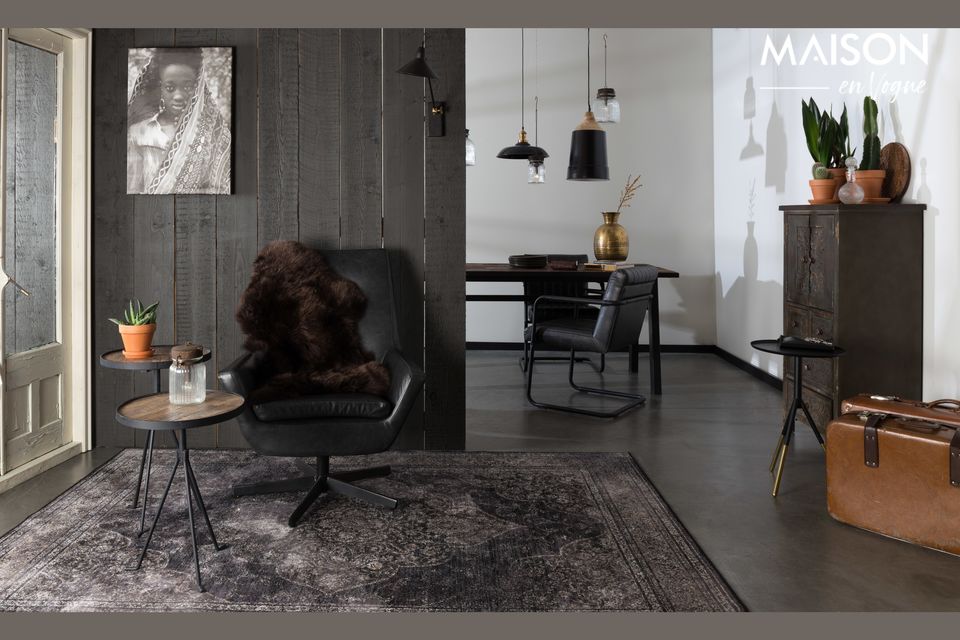 Il fascino del legno abbinato al metallo nero per questo bellissimo tavolo naturale con tendenza
