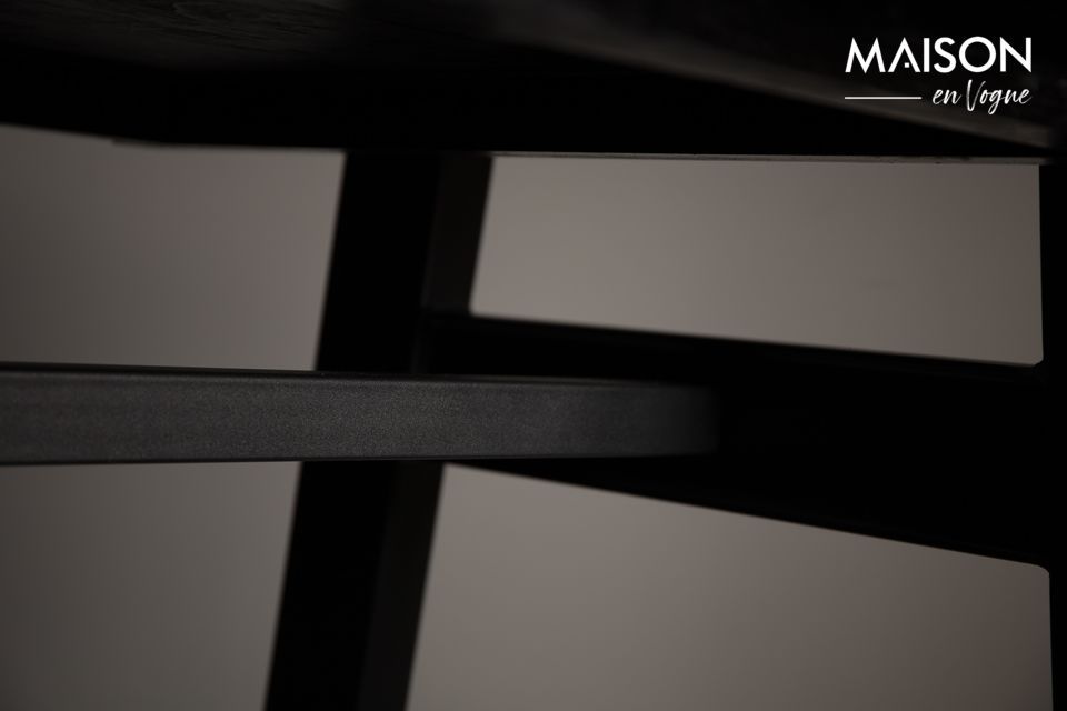 Il piano del tavolo è posizionato su una struttura in metallo nero