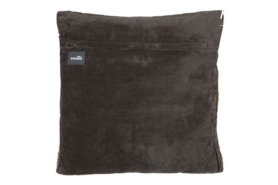 Questo cuscino decorativo in velluto nero Isla ha una forma quadrata e un\'originale stampa ricamata