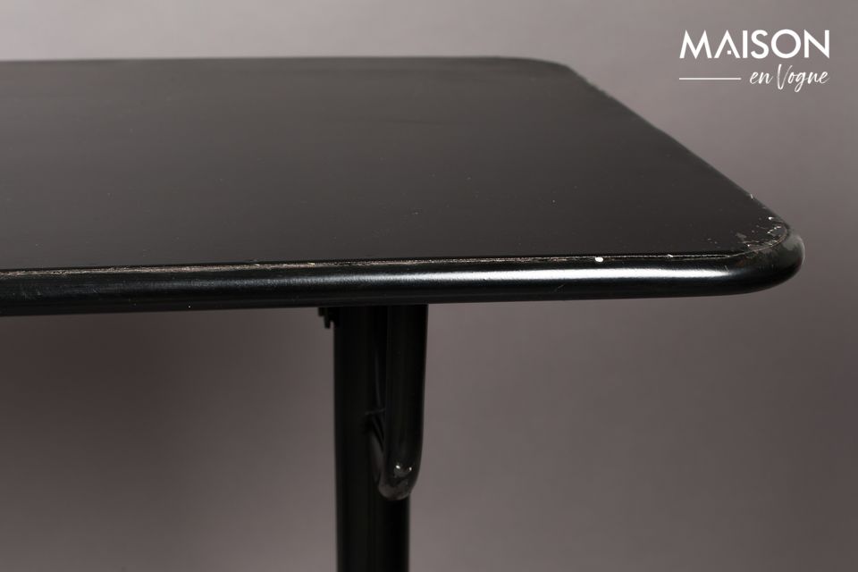Questo grazioso tavolino (140 x 50 cm di piano e 104 cm di altezza) è interamente realizzato in