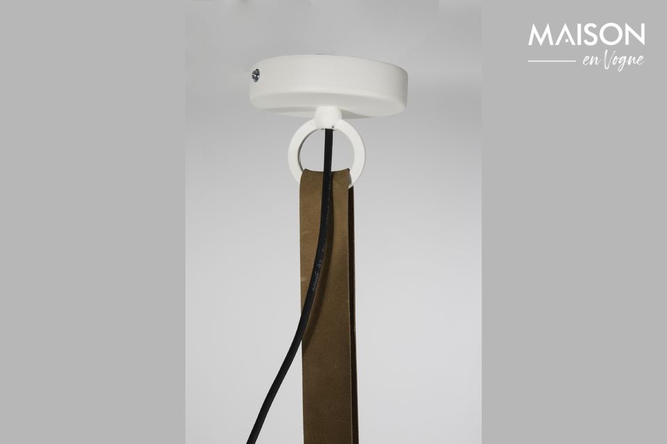Comoda in cucina come in sala da pranzo, attirerà l\'attenzione con il suo mix di pelle e metallo