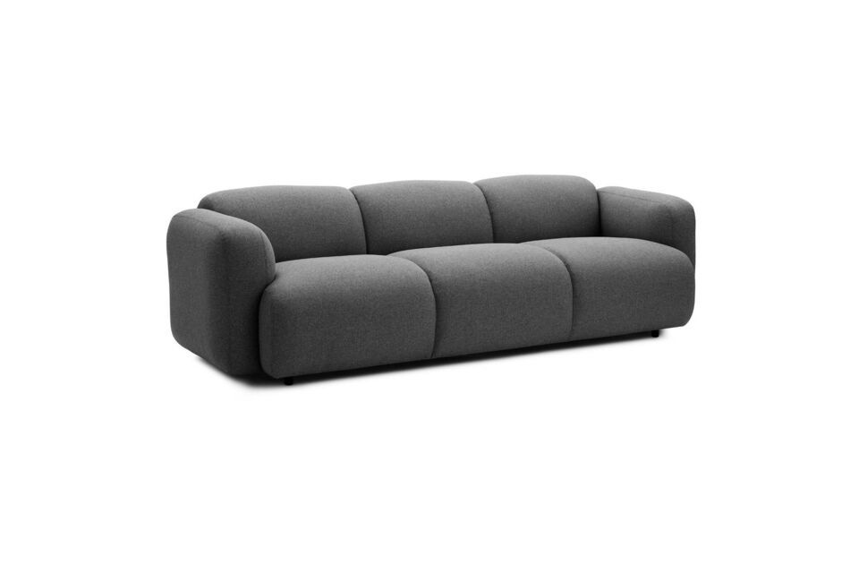 Questo divano a tre posti si distingue per i cuscini morbidi e piacevolmente imbottiti dalle forme