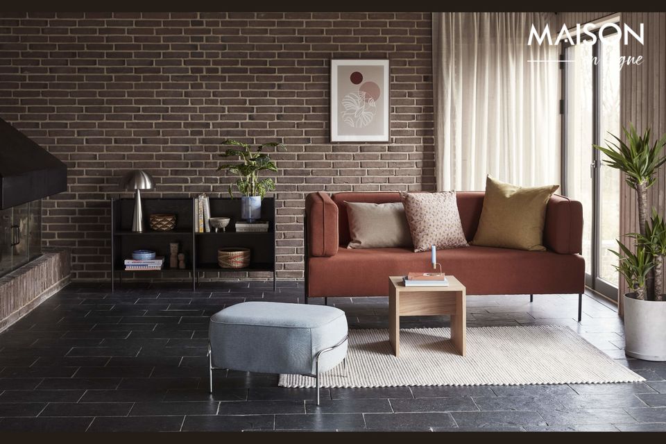 Il divano è realizzato in poliestere arancione con 4 cuscini coordinati ed è sostenuto da sottili