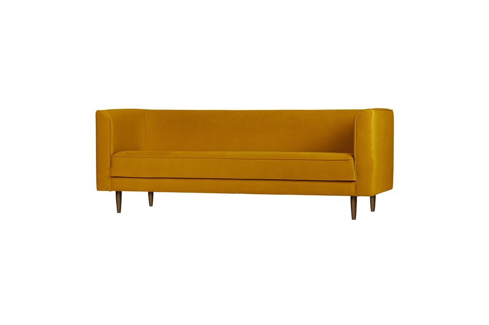 Il divano Studio a 3 posti in velluto color ocra è del marchio olandese VTwonen