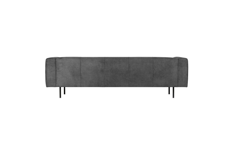 Le gambe in metallo nero conferiscono al divano un aspetto industriale e di design