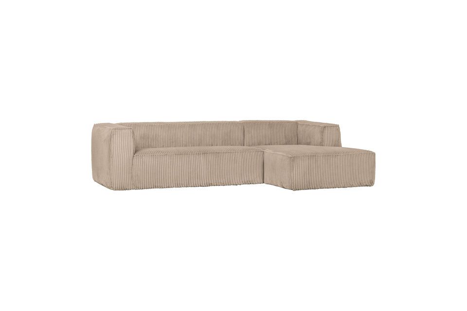 Il divano presenta un design in cotone beige che gli conferisce un aspetto moderno e lussuoso