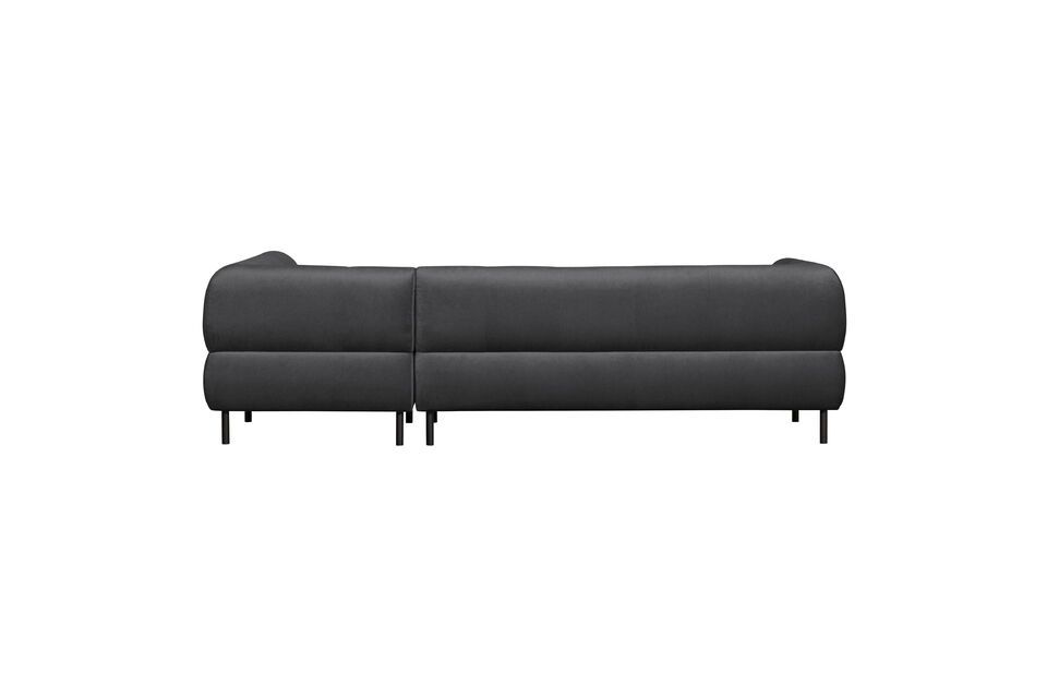 Il divano angolare destro Lloyd ha dimensioni generose e una forma che favorisce il relax e il