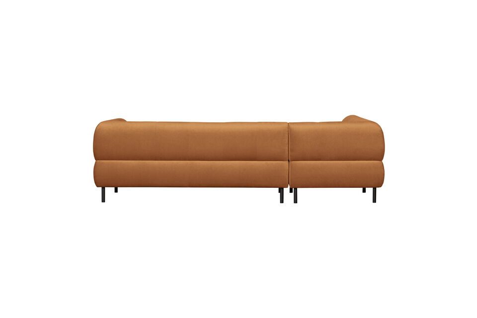 Il divano angolare sinistro Lloyd colpisce per le sue dimensioni generose e il design pulito