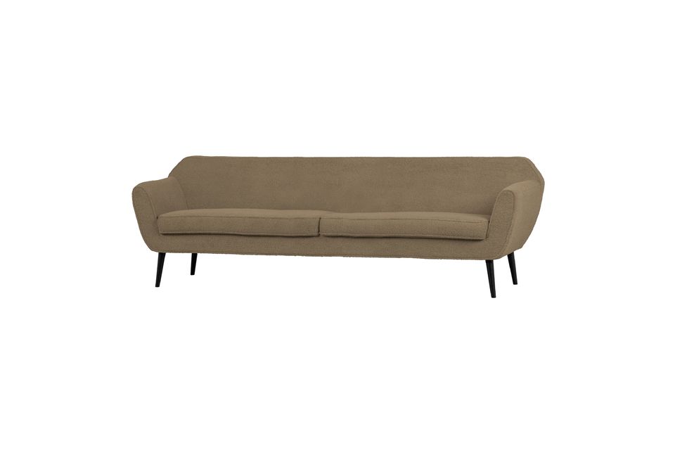 Questo grande divano a due posti ha un design elegante con un rivestimento in tessuto color argilla