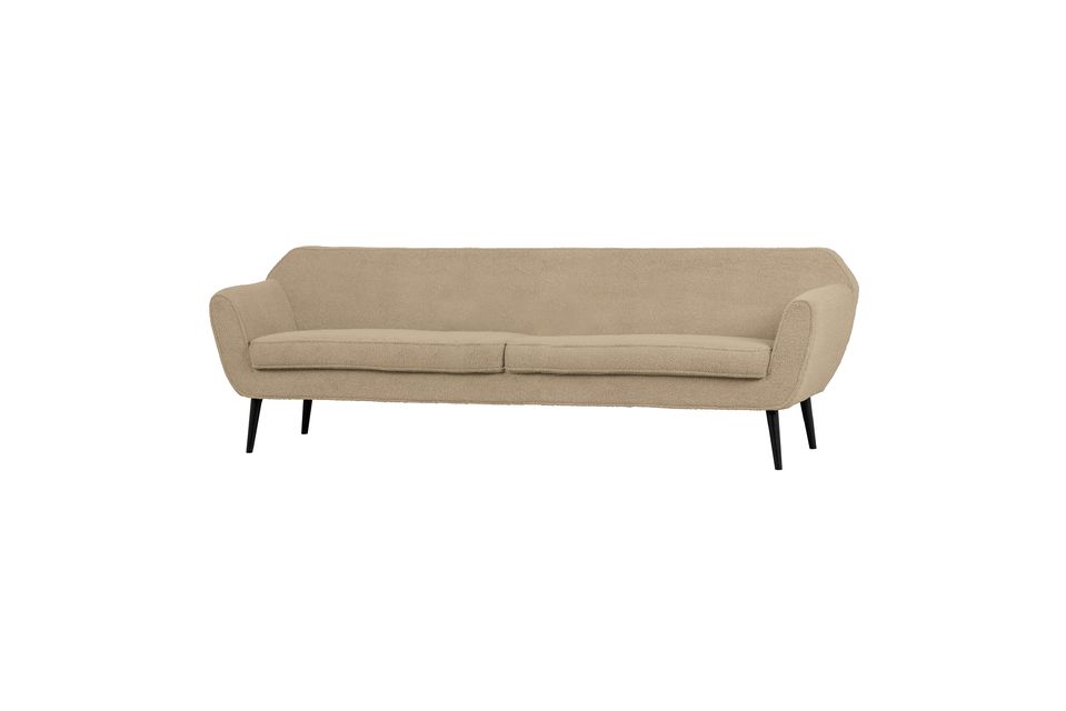 Questo grande divano a due posti ha un design elegante con un rivestimento in tessuto color sabbia e