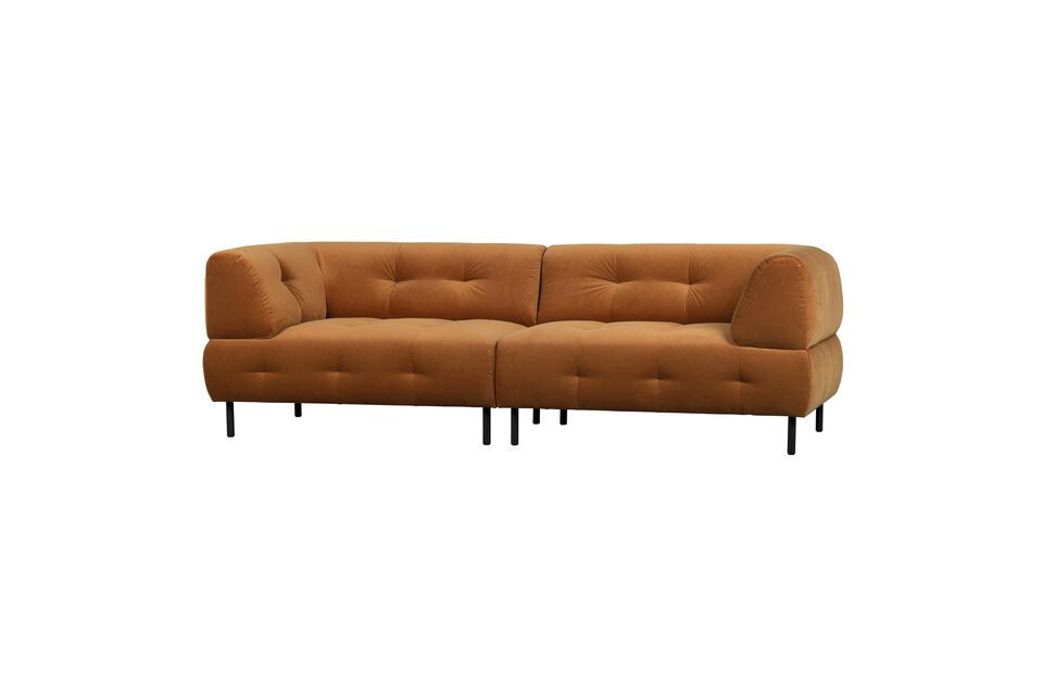 Questo grande divano a quattro posti è attraente e di dimensioni generose