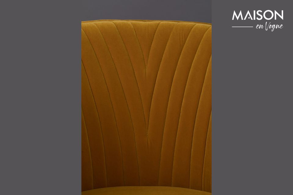 La combinazione di un colore riccamente riflettente e di piedi color mogano gli conferisce la sua