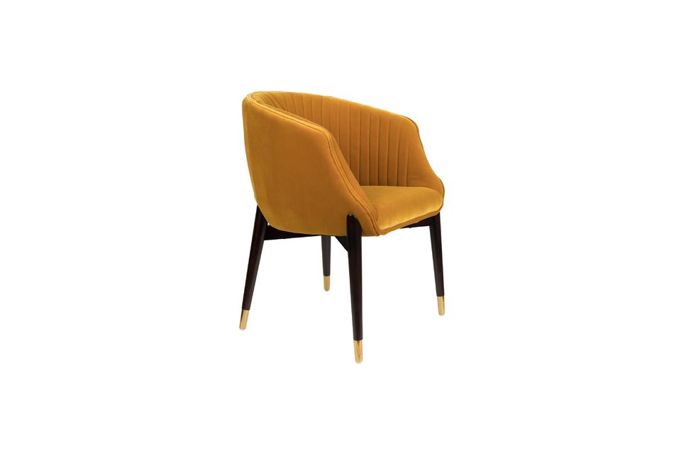 Il dettaglio dei tappi terminali in ottone dorato e le cuciture di design sullo schienale sono