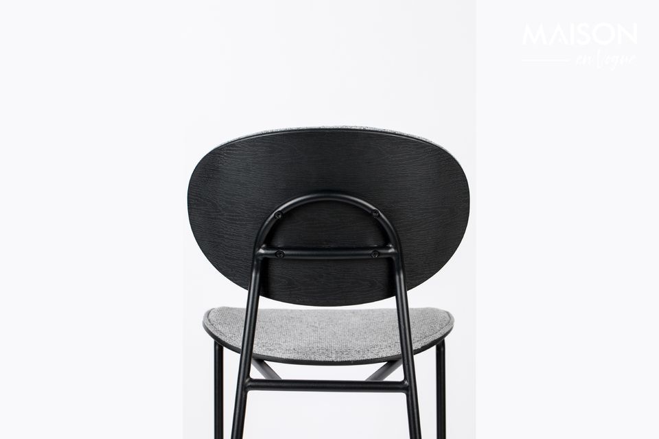 La combinazione del grigio della sedia e del nero della struttura afferma la sua distinzione