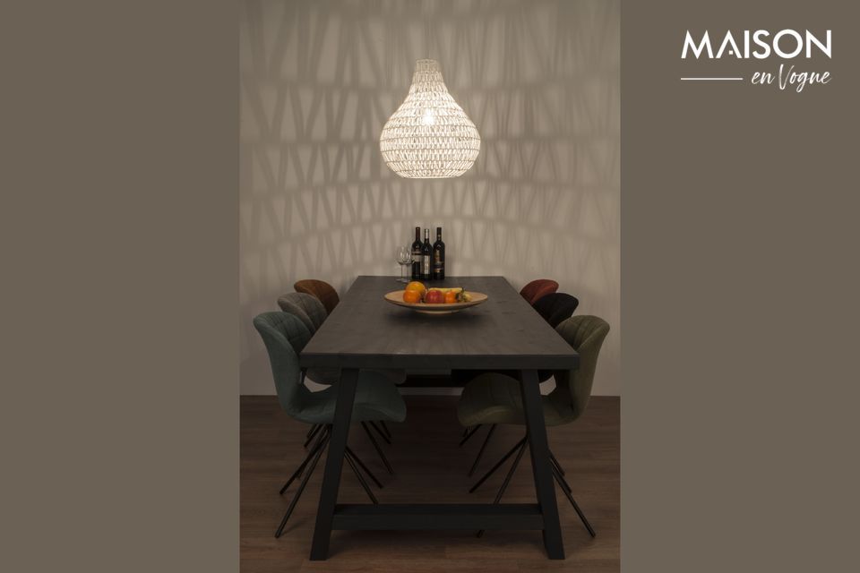 Una lampada a sospensione dal design moderno che crea un ambiente sontuoso