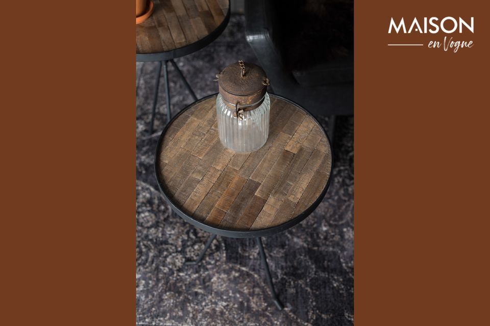 Questi due incantevoli tavolini da caffè combinano legno e metallo