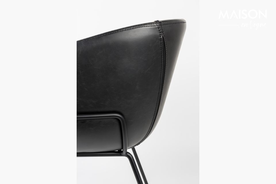 La sua struttura in acciaio nero corre lungo i lati della seduta per contenere un sedile in pelle
