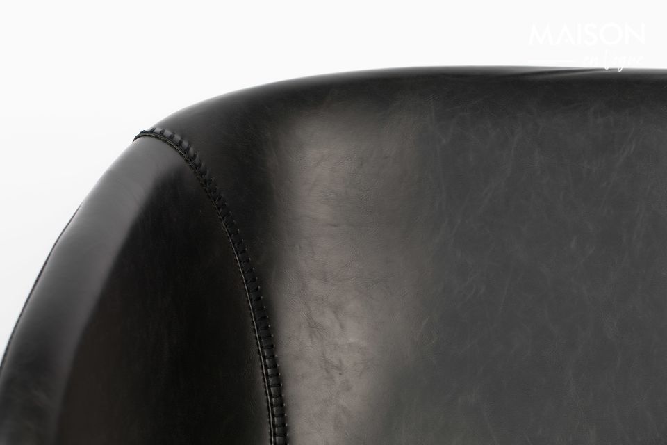 Questa comoda sedia è sostenuta da un telaio in acciaio che corre su entrambi i lati della stanza