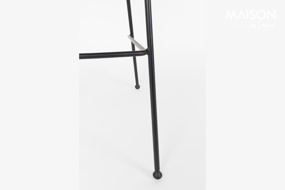 Lo sgabello da banco Zuiver\'s Black Festoon Counter Stool è caratterizzato da accurati dettagli